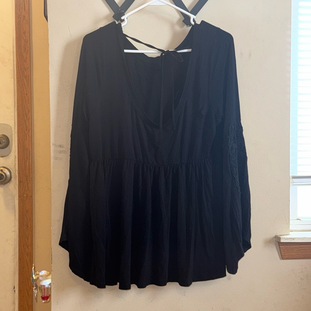 🌴EUC - Torrid Babydoll Style Top with Lace Design Going Down Both Sleeves Size 1